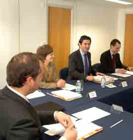 Fotografia alusiva à reunião de trabalho entre o Governo dos Açores e a Coordenação Macional da Estratégia Europa 2020